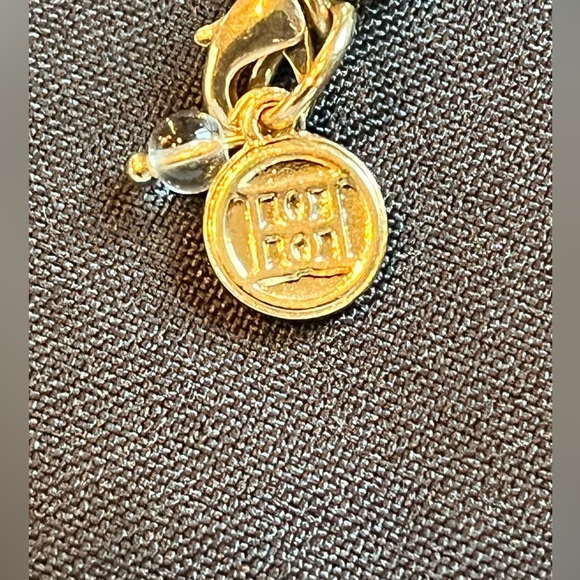 Classic and contemporary at the same time. Gold multi/tassel statement necklace - Picture 12 of 12